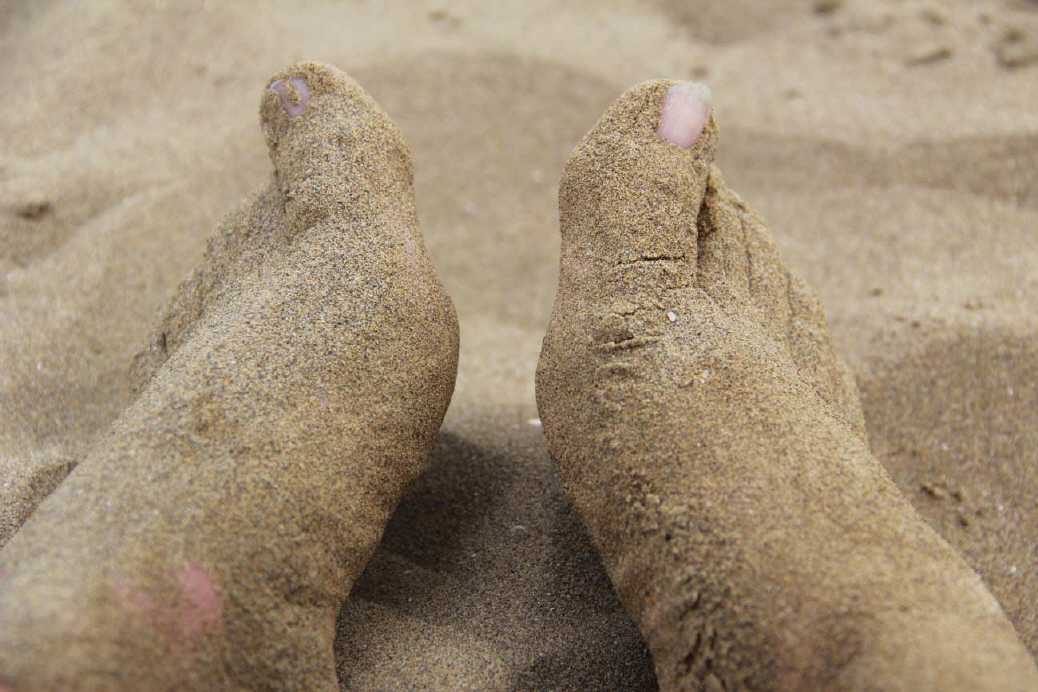 steck die Füße in den Sand...